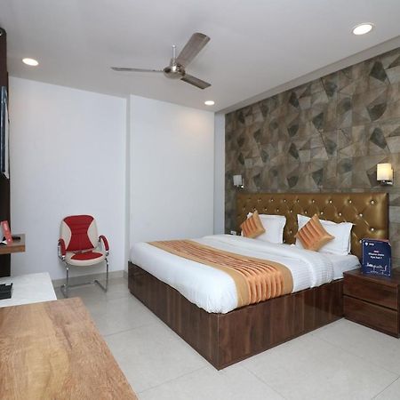 דלהי Oyo 9999 Hotel La Wisteria מראה חיצוני תמונה