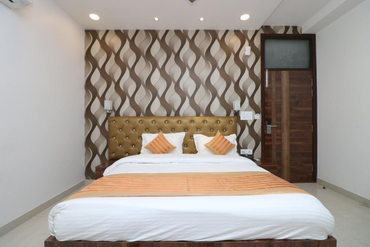 דלהי Oyo 9999 Hotel La Wisteria מראה חיצוני תמונה