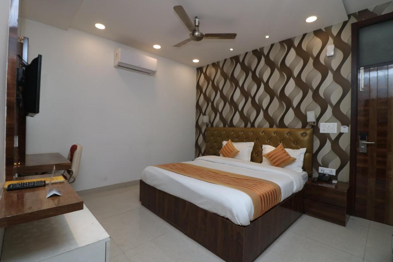 דלהי Oyo 9999 Hotel La Wisteria מראה חיצוני תמונה