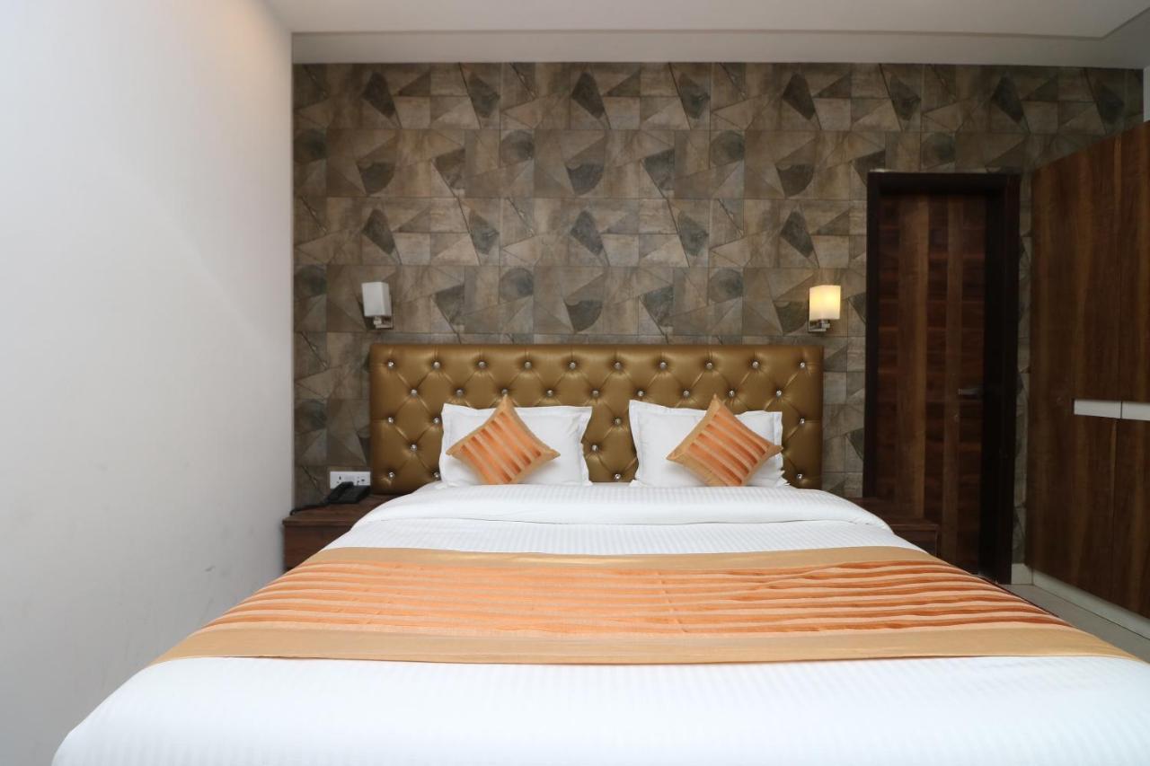 דלהי Oyo 9999 Hotel La Wisteria מראה חיצוני תמונה