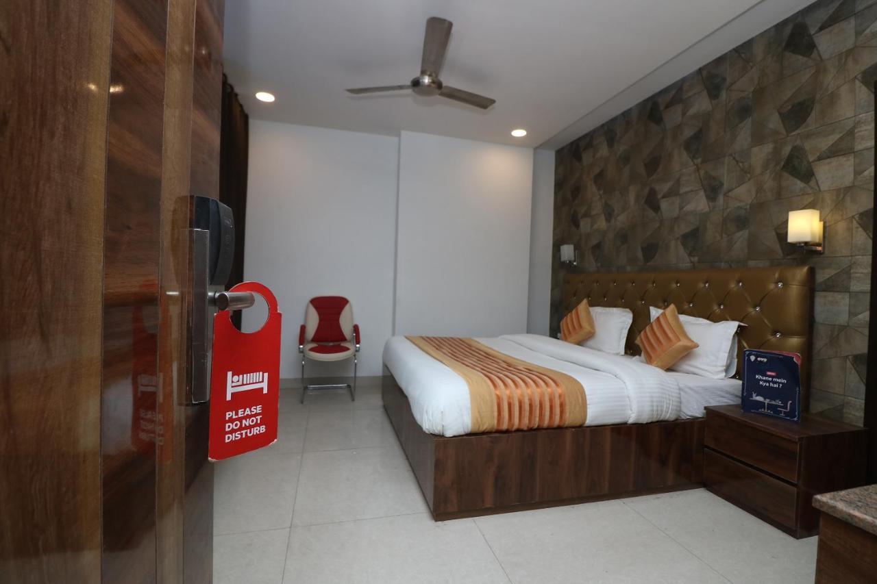 דלהי Oyo 9999 Hotel La Wisteria מראה חיצוני תמונה